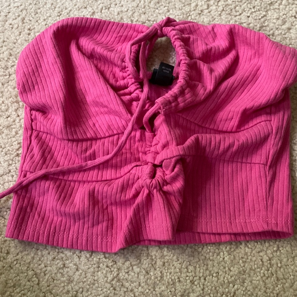Key hole top. Can either wear strapless or around the neck.